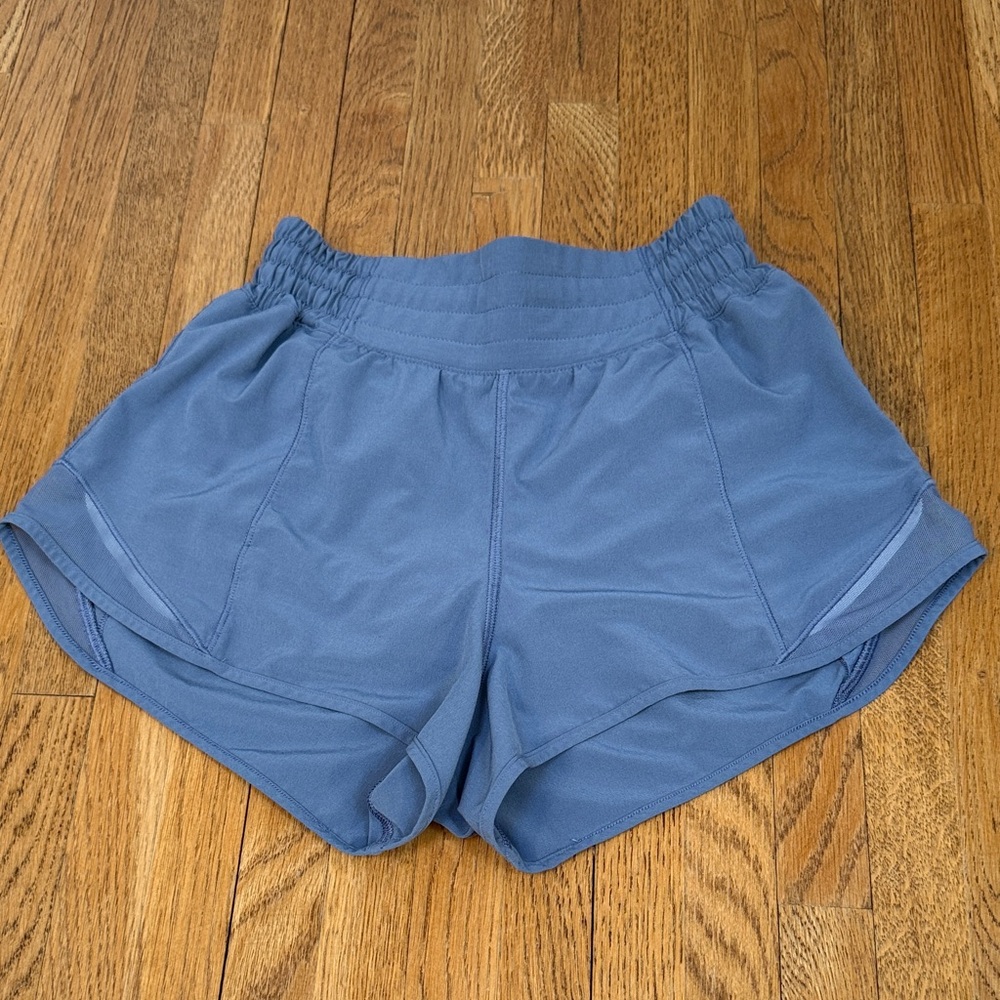 Lululemon Hotty Hot High Rise Lined 2.5" shorts- size 2